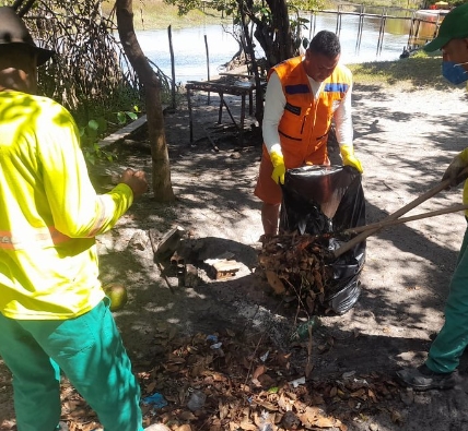 Prefeitura de Conde realiza limpeza de Rio Cavalo Russo, recolhe toneladas de lixo e pede que população e turistas parem de jogar lixo no local