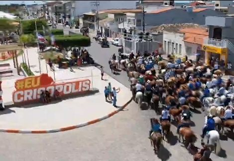 Vídeo: Com apoio de Leandro Dantas 10ª edição da Cavalgada e Missa Sertaneja acontece em Crisópolis; Assista