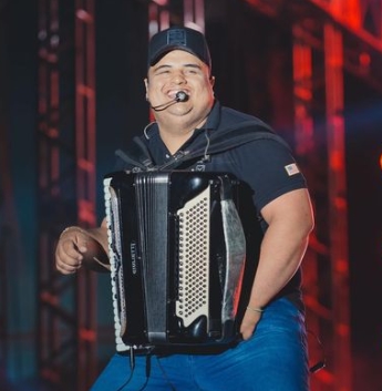 Tarcísio do Acordeon cobrou mais de 200 mil reais para fazer show em Acajutiba