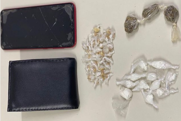 Policiais do Quarto Batalhão prendem em flagrante delito dois homens por tráfico de drogas em Alagoinhas