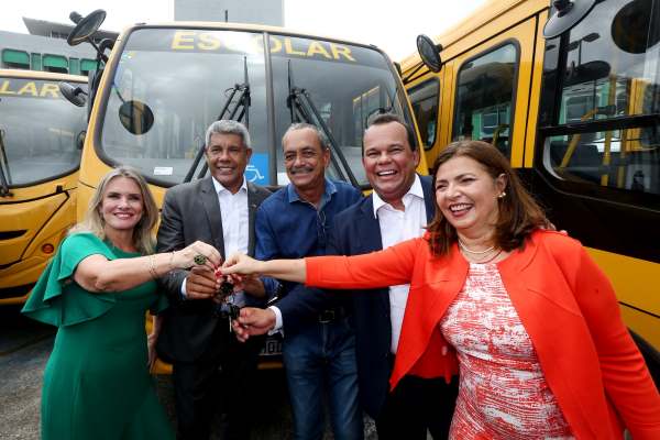 Jerônimo entrega novos ônibus escolares: ‘Vai qualificar o transporte’