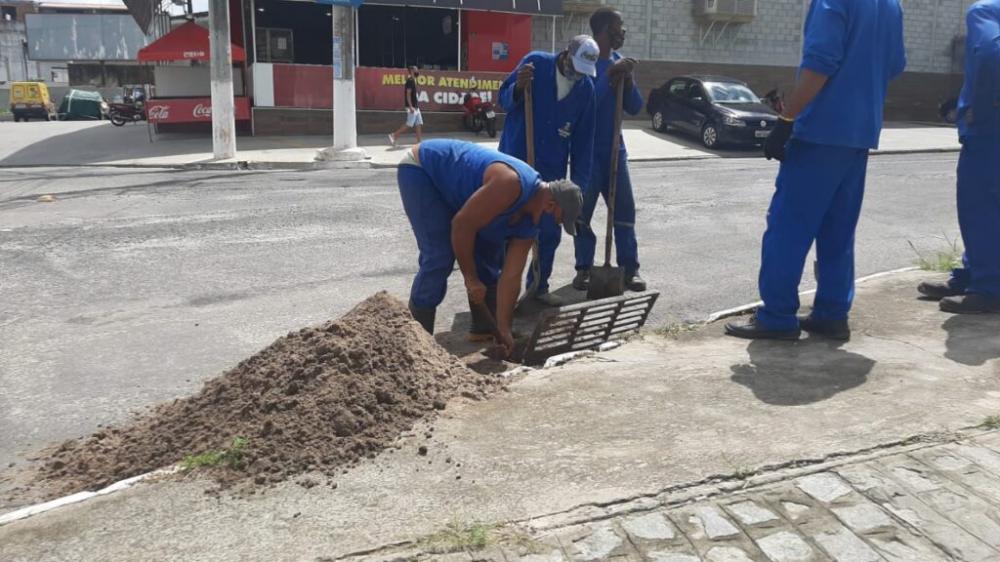 Prevenção a alagamentos: Prefeitura de Alagoinhas realiza limpeza de bocas de lobo