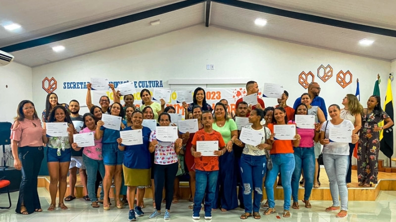 Prefeitura de Catu entregou certificados de conclusão de curso a alunos de cursos profissionalizantes