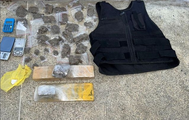 Mulher é presa em flagrante delito por tráfico de drogas em Alagoinhas