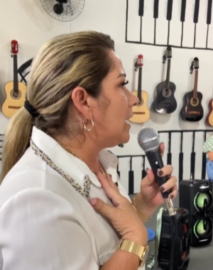 Vídeo: Prefeita Carine de Ataíde realiza entrega de novos fardamentos para Agentes de Saúde e Endemias de Aporá