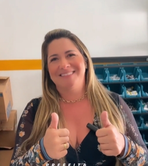 Prefeita Carine de Ataíde comemora abastecimento de Farmácia Básica do município de Aporá
