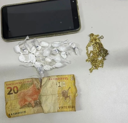 PM apreende drogas com homem no Bairro do Barreiro em Alagoinhas