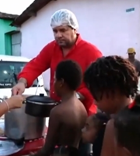 Vídeo: Júnior Argôlo participa de projeto Aquecendo Vidas de distribuição de sopa em comunidades carentes de Entre Rios através da Secretaria de Assistência Social; Assista