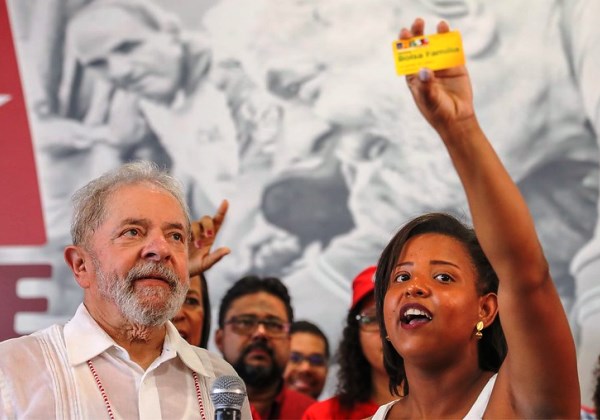 Lula assina a MP que institui novo Bolsa Família: ‘Vamos, de novo, combater a fome’