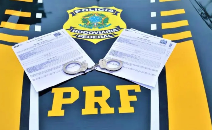 PRF prende dois foragidos da justiça dentro do mesmo ônibus na praça de pedágio de Simões Filho