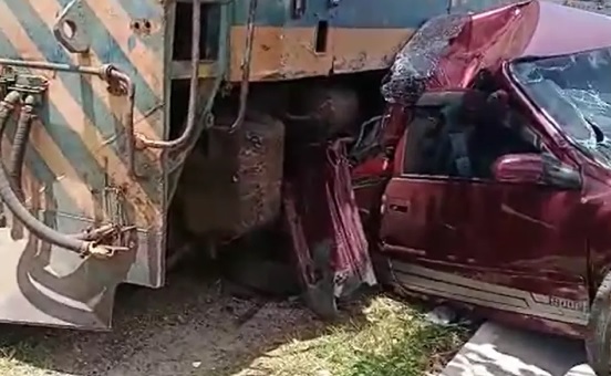 Em Catu, carro é atingido por trem; veículo ficou destruído