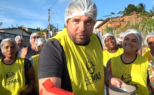 Vídeo: Prefeito Júnior Argôlo e Secretaria de Assistência entregam sopa na Beira Rio e Baixa de Quintas