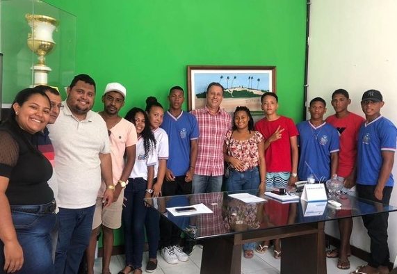 Prefeito Dudu Vieira participa de reunião com atores de a Paixão de Cristo de Conde para evento em 2023