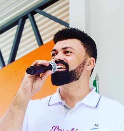 Enquete indica reeleição com folga do Prefeito Leandro Dantas em Crisópolis