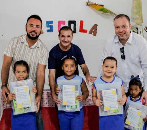 Prefeito e Secretário de Educação iniciam entrega de kits escolares para alunos da rede pública de Pedrão