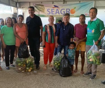 Prefeito Carroça participa da distribuição de alimentos do Programa Alimenta Brasil em Rio Real