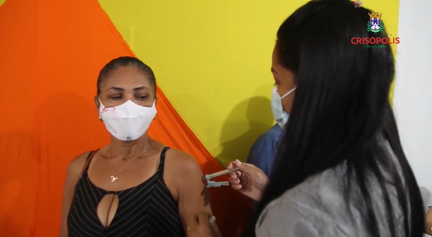 Profissionais da Educação recebem 1ª dose da vacina contra a Covid em Crisopólis