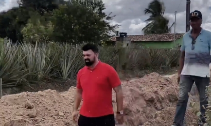 Vídeo: Prefeito Leandro Dantas faz vistoria em obra de extensão de água no povoado Pacheco em Crisópolis; Assista