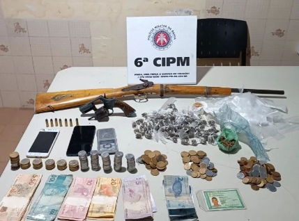 Drogas, armas e material de tráfico são apreendidos pela PM em Crisópolis 