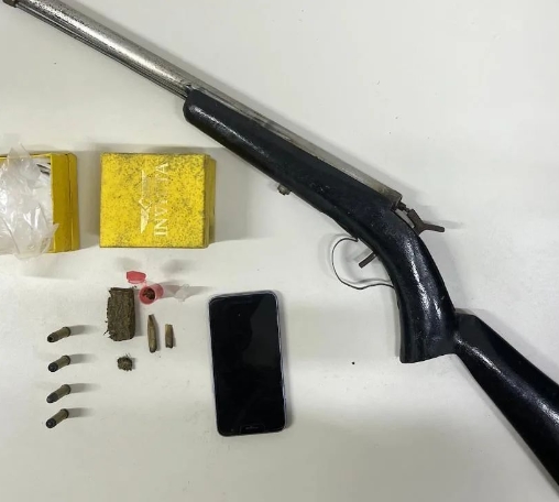 Policiais do Quarto Batalhão prendem em flagrante homem por posse ilegal de arma de fogo, munição e drogas em Sátiro Dias