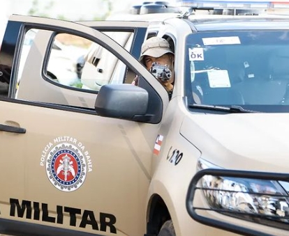 Em Inhambupe, policiais do Quarto Batalhão apreendem duas armas de fogo, tipo espingarda, e prendem homens em flagrante delito