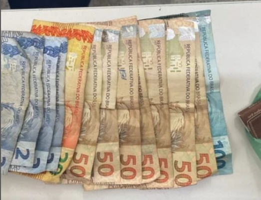 Policiais do Quarto Batalhão apreendem drogas e dinheiro em Araçás