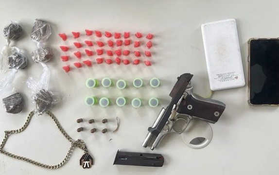 Em Sátiro Dias, policiais do 4°BPM realizam prisão em flagrante delito por porte ilegal de arma de fogo e tráfico de drogas