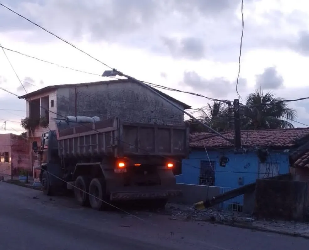 Motorista de caçamba perde controle e derruba poste na Zona Norte de Aracaju