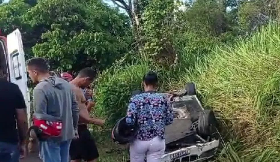 Acidentes entre carros, micro-ônibus e moto deixam feridos na BR-101, em Laranjeiras