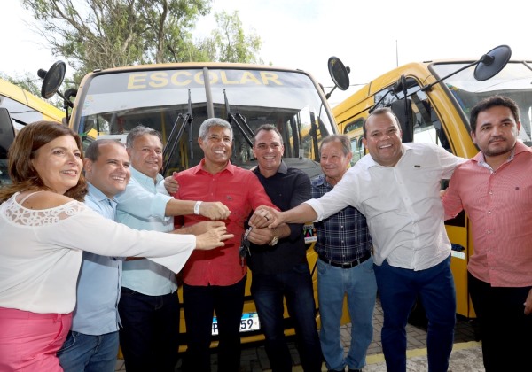 Governador entrega 80 ônibus escolares para municípios do interior