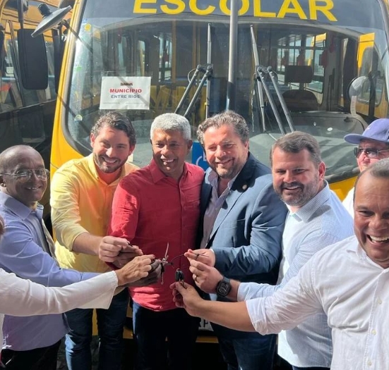 Vídeo: Prefeito Júnior Argôlo comemora a chegada de mais um ônibus para Entre Rios; Assista