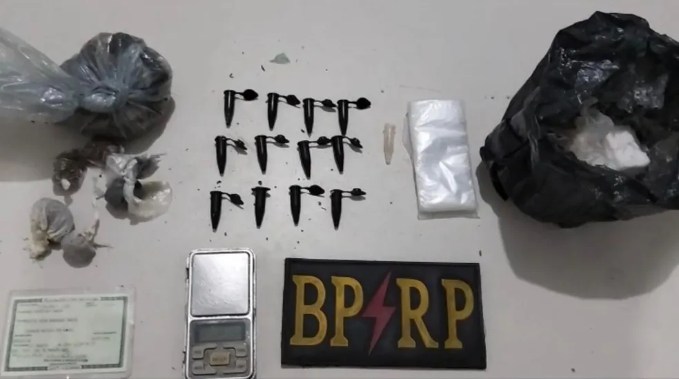 Motoboy ouve gritos de mulher e criança, aciona a polícia e homem é preso por tráfico de drogas em Laranjeiras