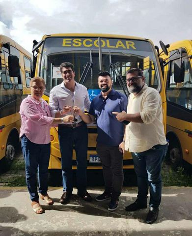 Vídeo: Prefeito Leandro Dantas consegue mais um ônibus 0km para a Educação de Crisópolis; Assista