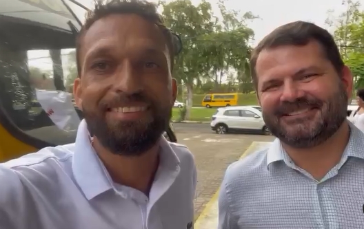 Vídeo: Prefeito Branco Sales consegue mais um ônibus 0km para a Educação de Cardeal da Silva; Assista