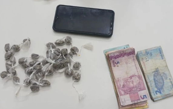 Alunos-a-soldado do 4° BPM realizam prisão em flagrante delito por tráfico de drogas em Alagoinhas