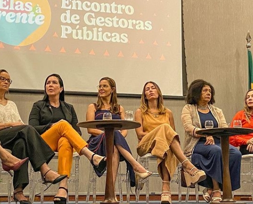 Deputada Ludmilla Fiscina participa de reunião como prefeitas, vereadoras, conselheiras municipais, deputadas em Salvador