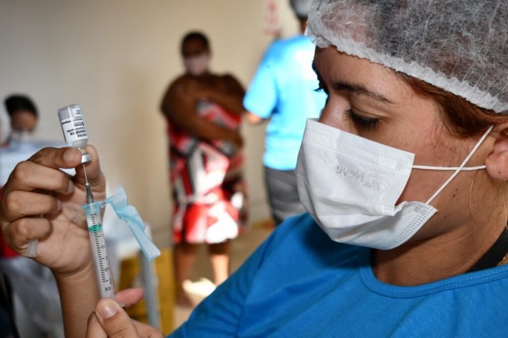 Imunização de idosos com segunda dose da Coronavac continua nesta quarta (12), em Alagoinhas