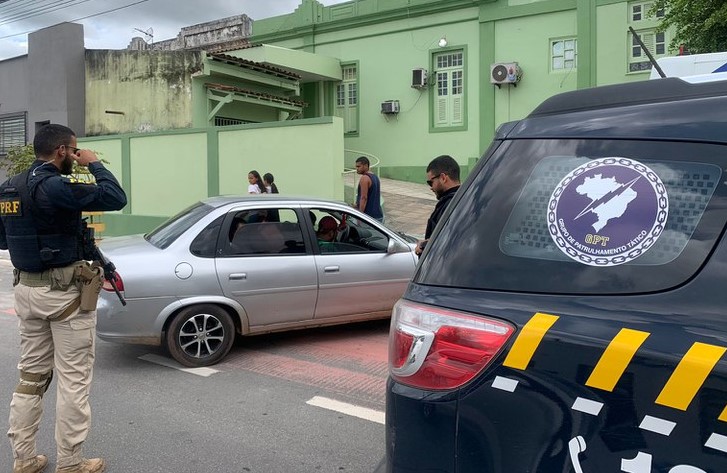PRF escolta gestante em trabalho de parto na BR 101 em Alagoinhas 