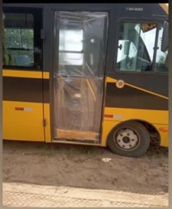 Caos no transporte escolar de Pedrão: ônibus é flagrado com porta de plástico