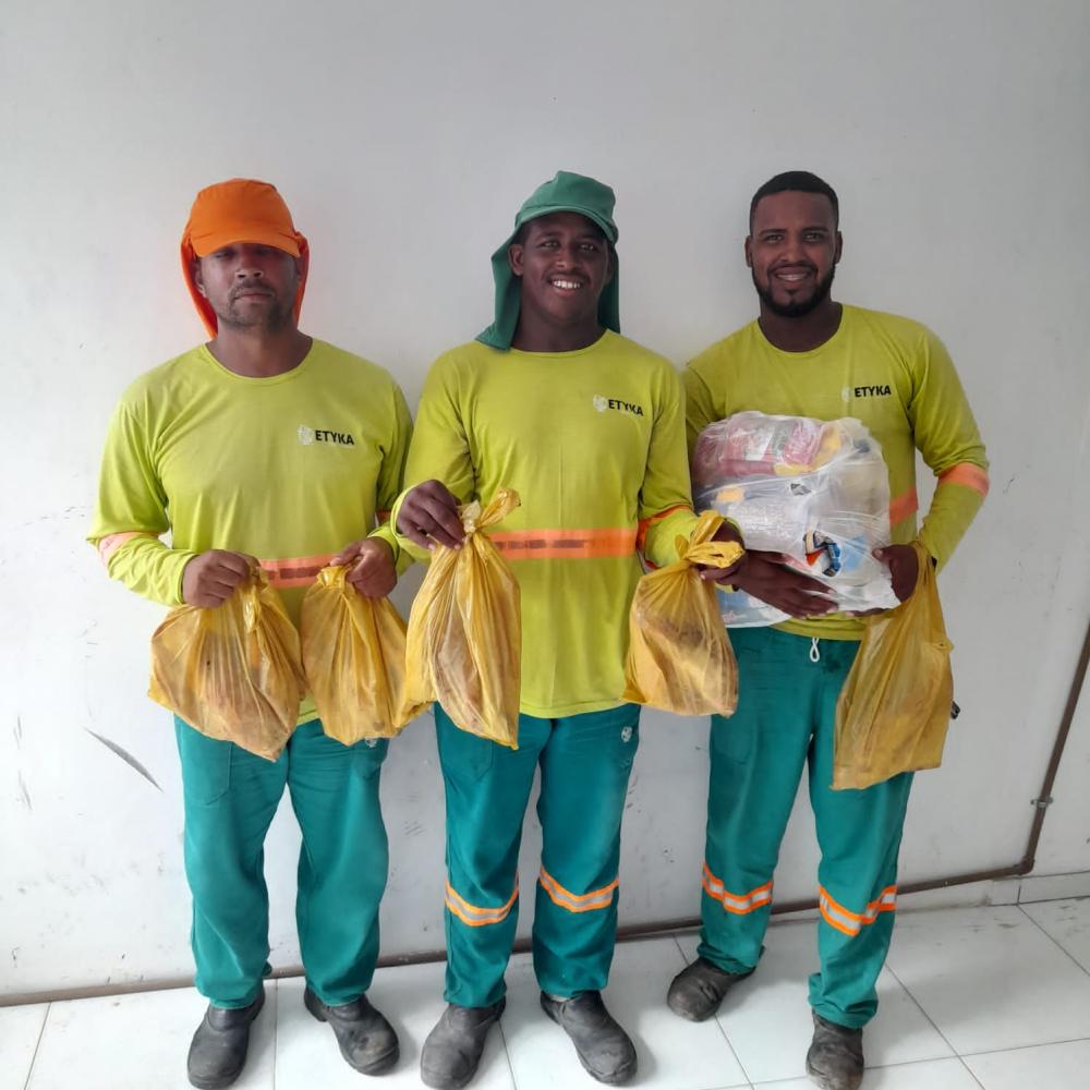 Empresa de limpeza urbana realiza entrega de kit semana santa para colaboradores de Conde