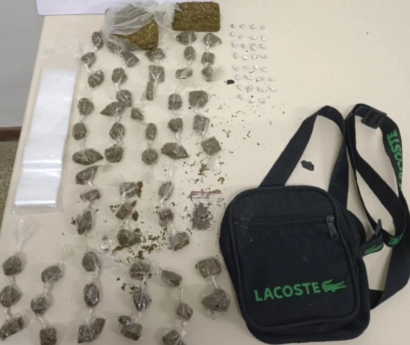 PM e CIPE/LN realizam prisão em flagrante delito por tráfico de drogas no Jardim Petrolar em Alagoinhas