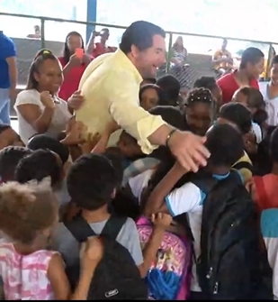 ''Um dos dias mais emocionantes da minha vida!'', diz Prefeito ao entregar pela primeira vez na história o fardamento para alunos da rede pública