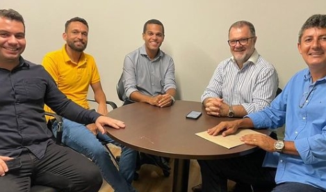 Prefeito Branco Sales participa de reunião para falar sobre o futuro dos resíduos sólidos, agricultura, e Consórcios da Bahia