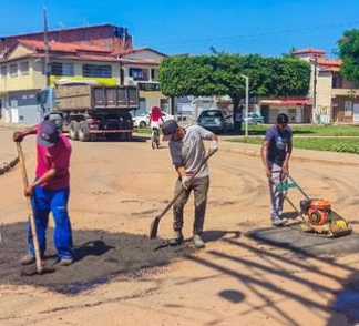 Prefeitura de Entre Rios reforça na operação tapa-buracos no centro do município