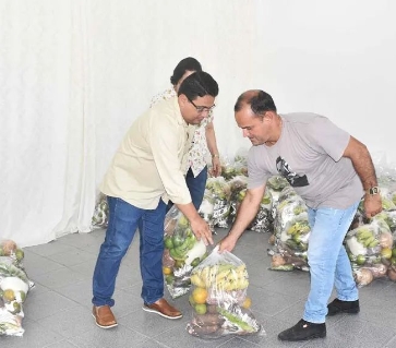 Prefeito Alex Freitas faz entrega de alimentos da agricultura familiar para famílias carentes de Acajutiba