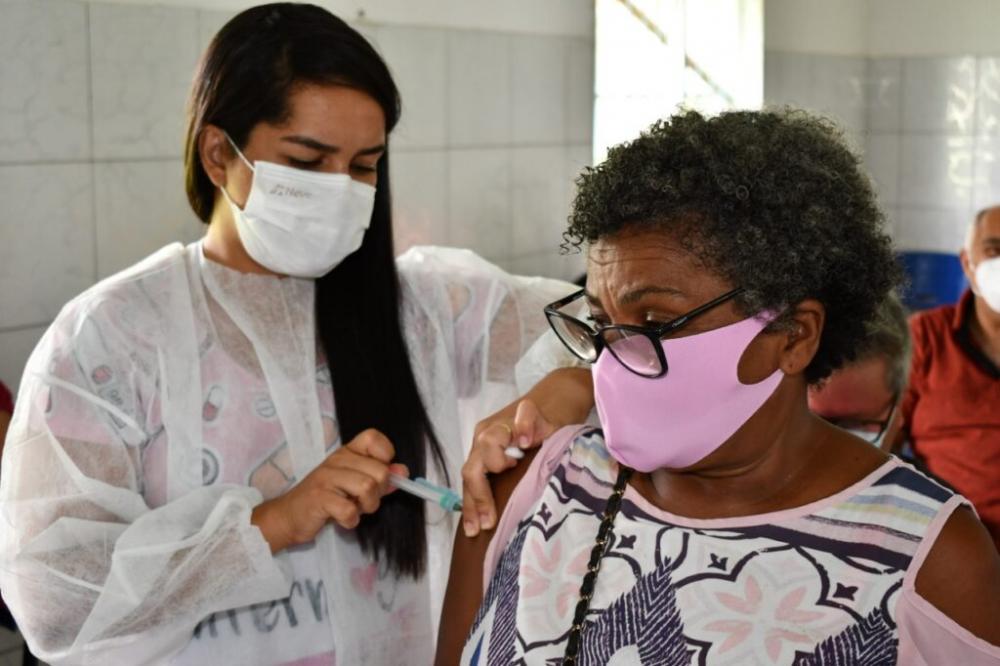 Vacinação contra Covid-19 em Alagoinhas continua para segunda dose Coronavac em pessoas idosas