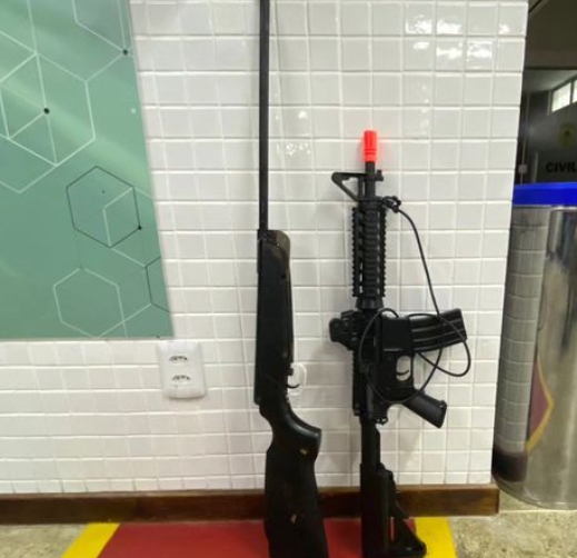 Policiais do 4° BPM apreendem arma de ar comprimido, tipo carabina, e réplica de carabina airsoft em Alagoinhas