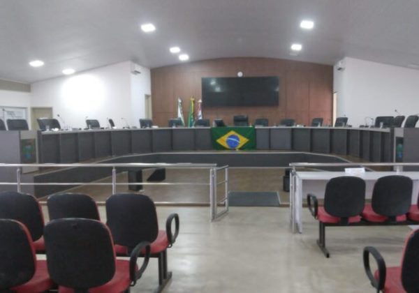 Pedido de afastamento da prefeita gera confusão na Câmara de Vereadores