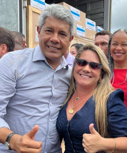 Prefeita Carine comemora a entrega da nova sede do Consórcio Litoral Norte e Agreste Baiano