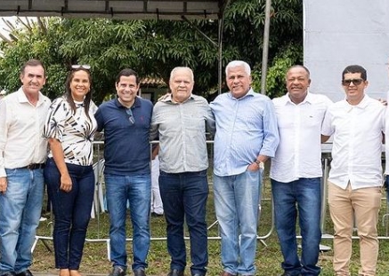 Líder nas pesquisas, Dr. Eduardo Santos é tietado por Prefeitos em entrega de benefícios pelo Governador em Alagoinhas